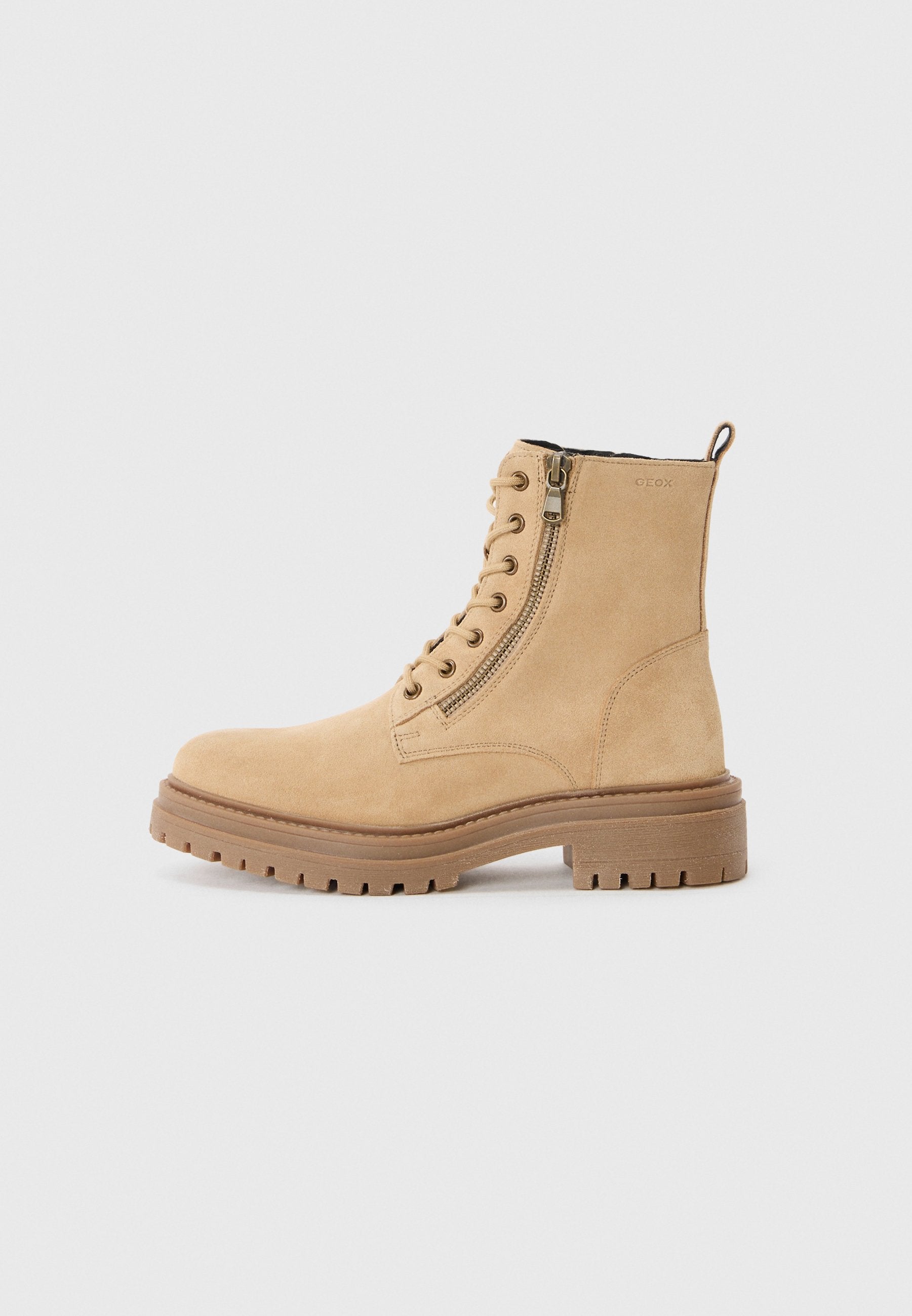 Beige Wildleder-Stiefeletten mit seitlichem Reißverschluss, Schnürung auf der Vorderseite, robustem Gummisole und strukturierten Details.
