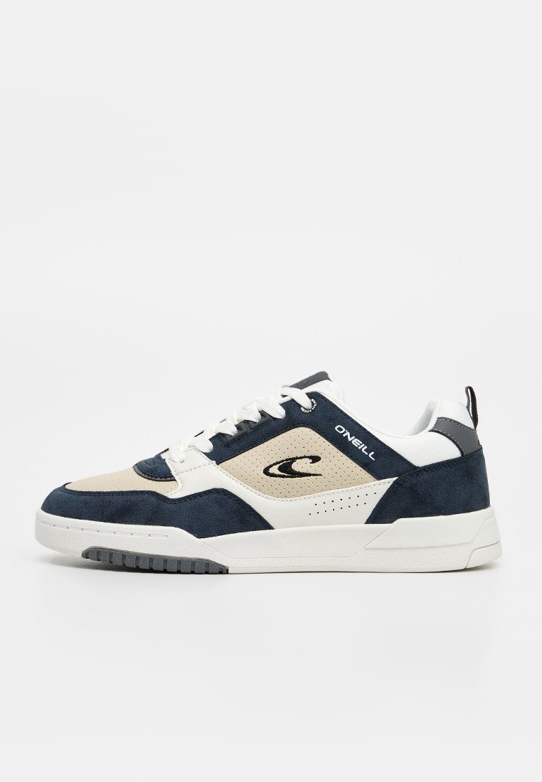 Low-Top-Sneaker mit navyblauen, beigen und weißen Einsätzen, weißen Schnürsenkeln, O’Neill-Logo an der Seite und weißer Gummisohle.