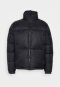 Schwarze Daunenjacke mit hohem Kragen, Reißverschluss und steppierter Optik. Das Material wirkt glatt und isoliert, sorgt für Wärme.
