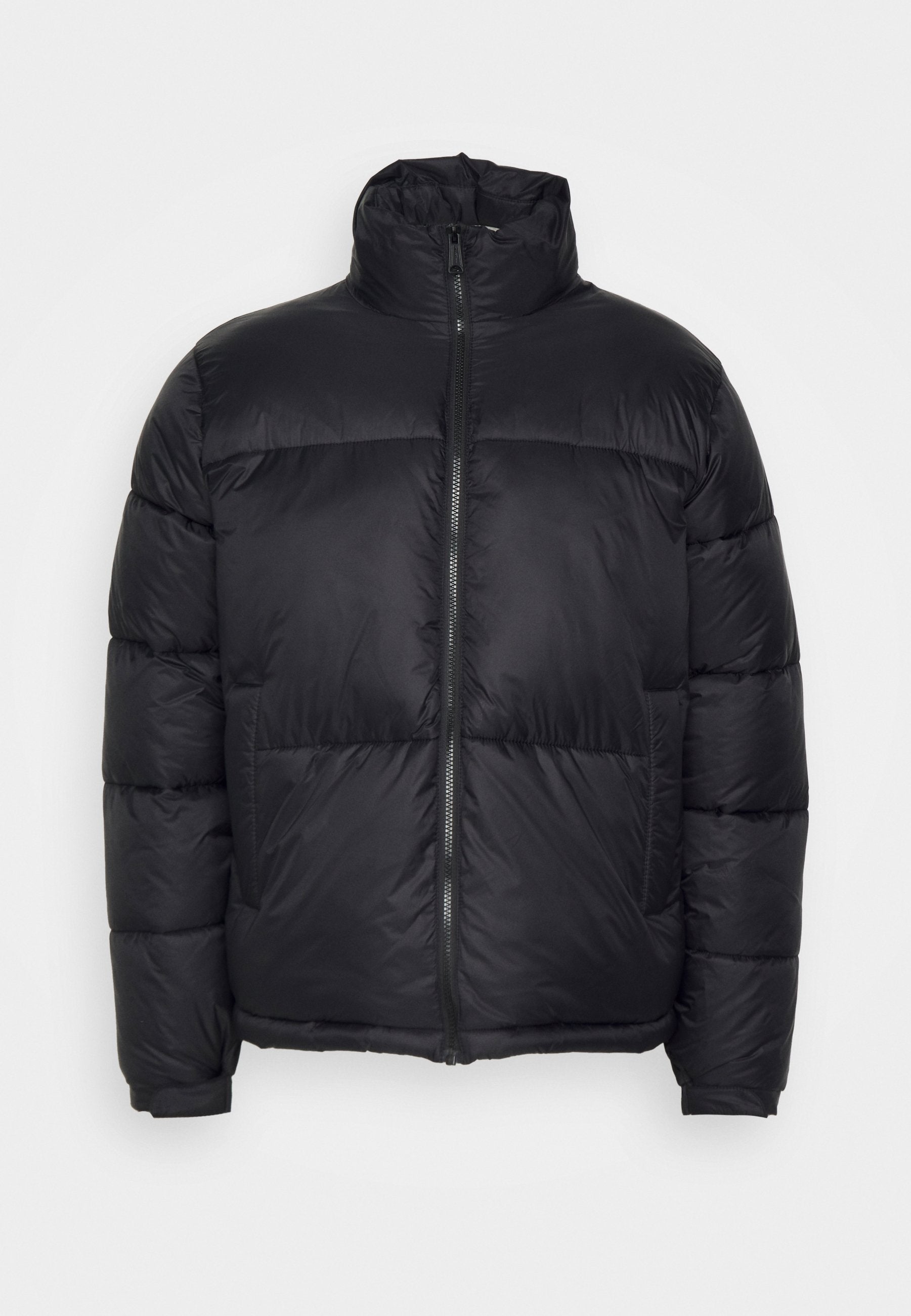Schwarze Daunenjacke mit hohem Kragen, Reißverschluss und steppierter Optik. Das Material wirkt glatt und isoliert, sorgt für Wärme.