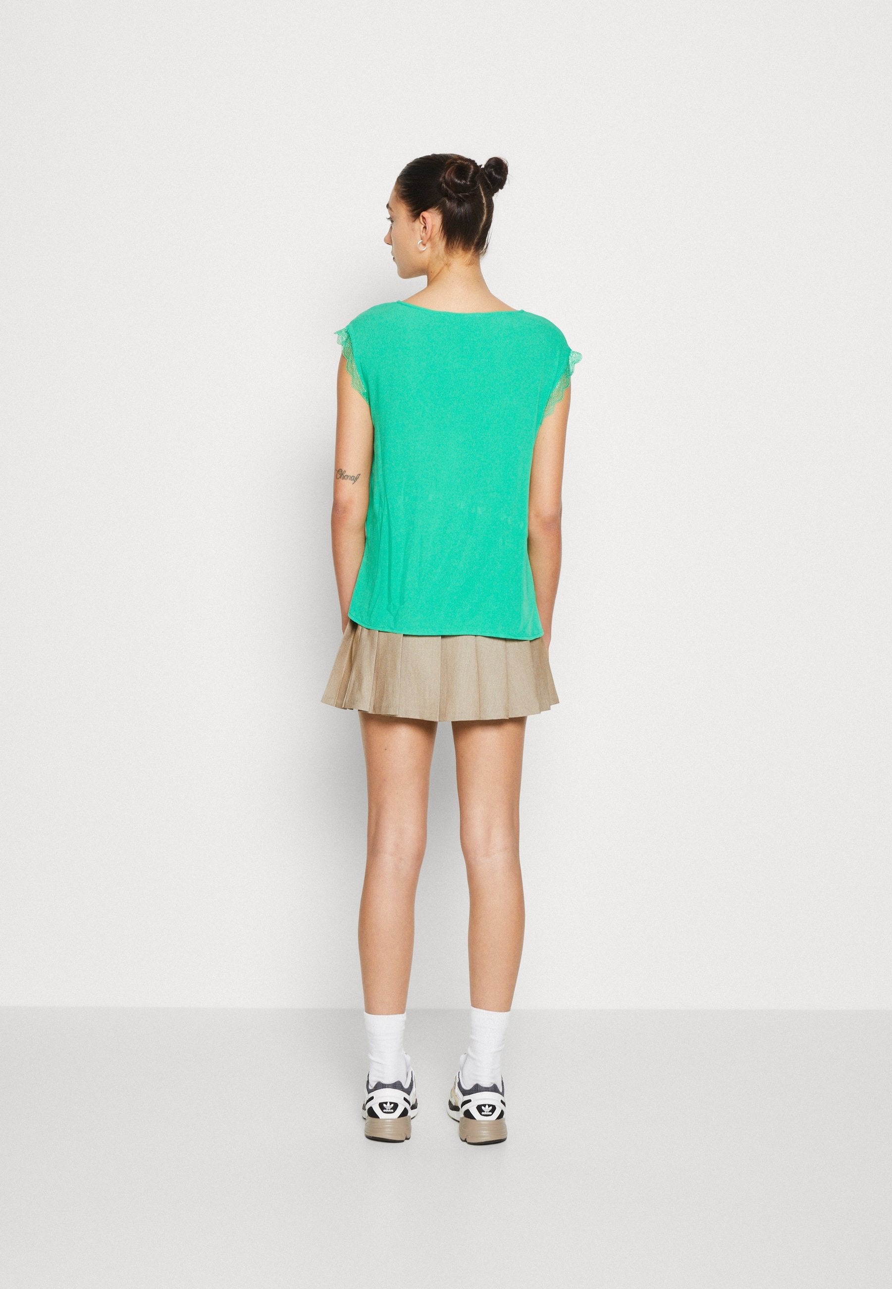 ONLY ONLJASMINA V NECK