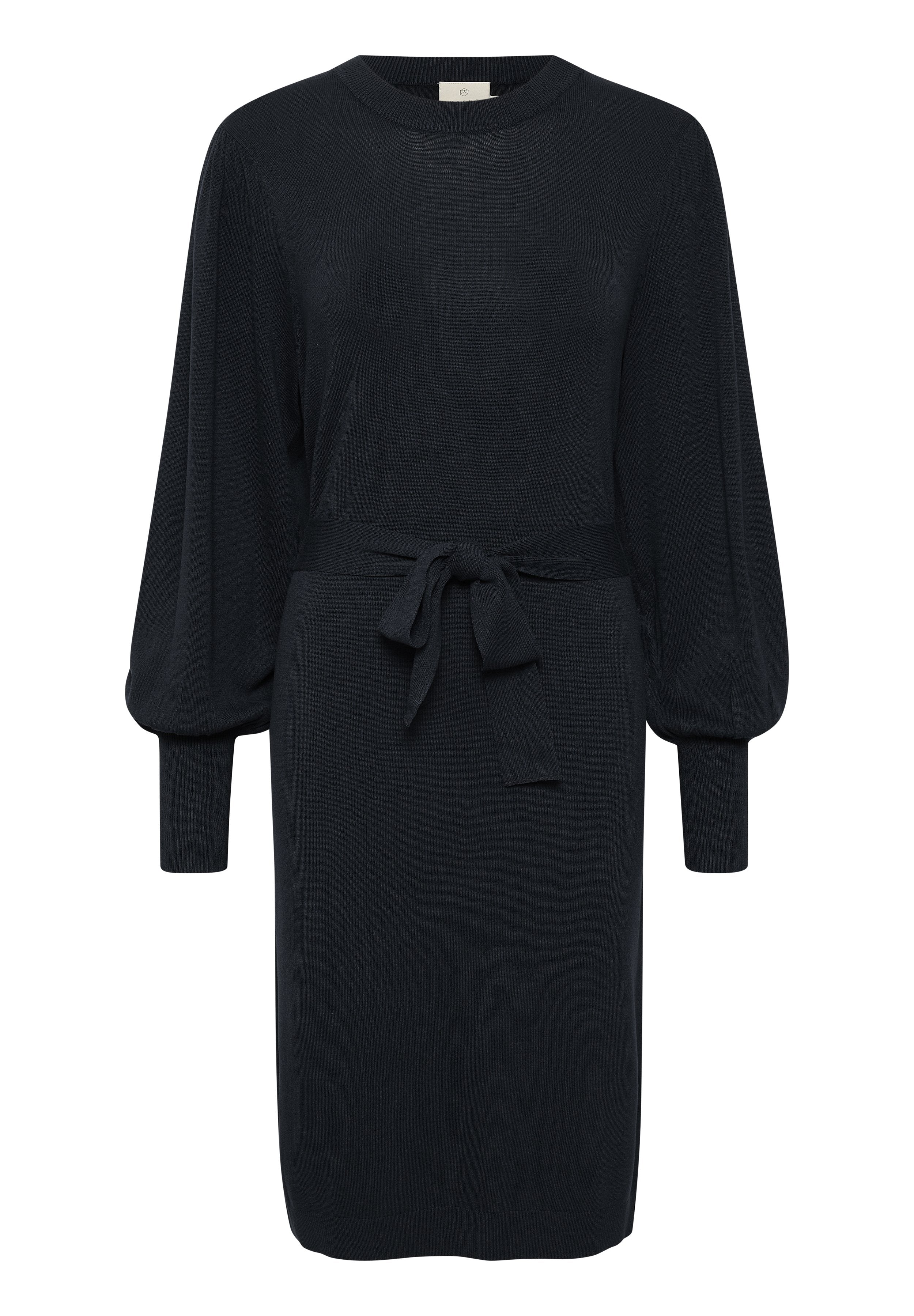 Schwarzes Strickkleid mit rundem Ausschnitt, Puffärmeln und einem Bindegürtel in der Taille. Strukturierter Stoff mit gerippten Manschetten und Saum.