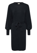 Schwarzes Strickkleid mit rundem Ausschnitt, Puffärmeln und einem Bindegürtel in der Taille. Strukturierter Stoff mit gerippten Manschetten und Saum.