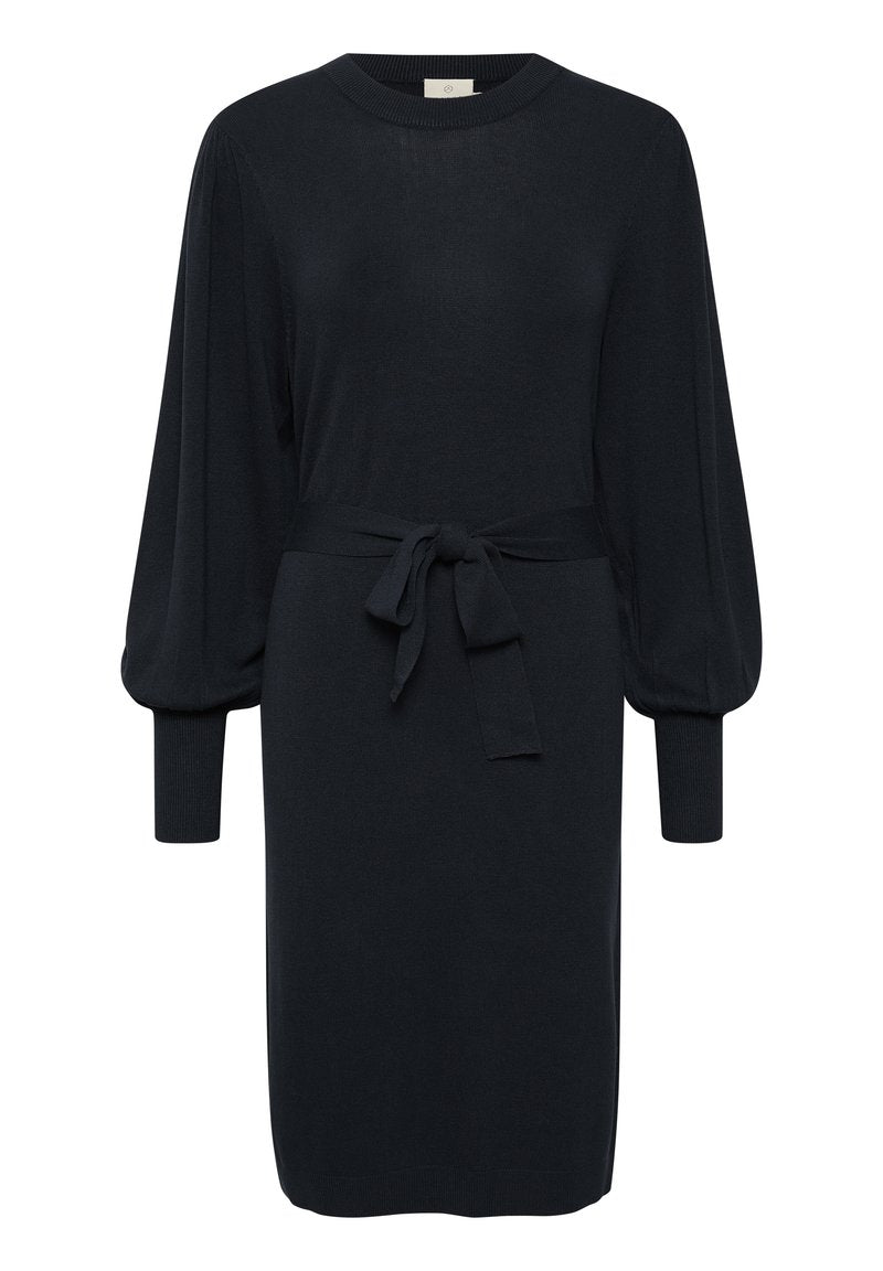 Schwarzes Strickkleid mit rundem Ausschnitt, Puffärmeln und einem Bindegürtel in der Taille. Strukturierter Stoff mit gerippten Manschetten und Saum.