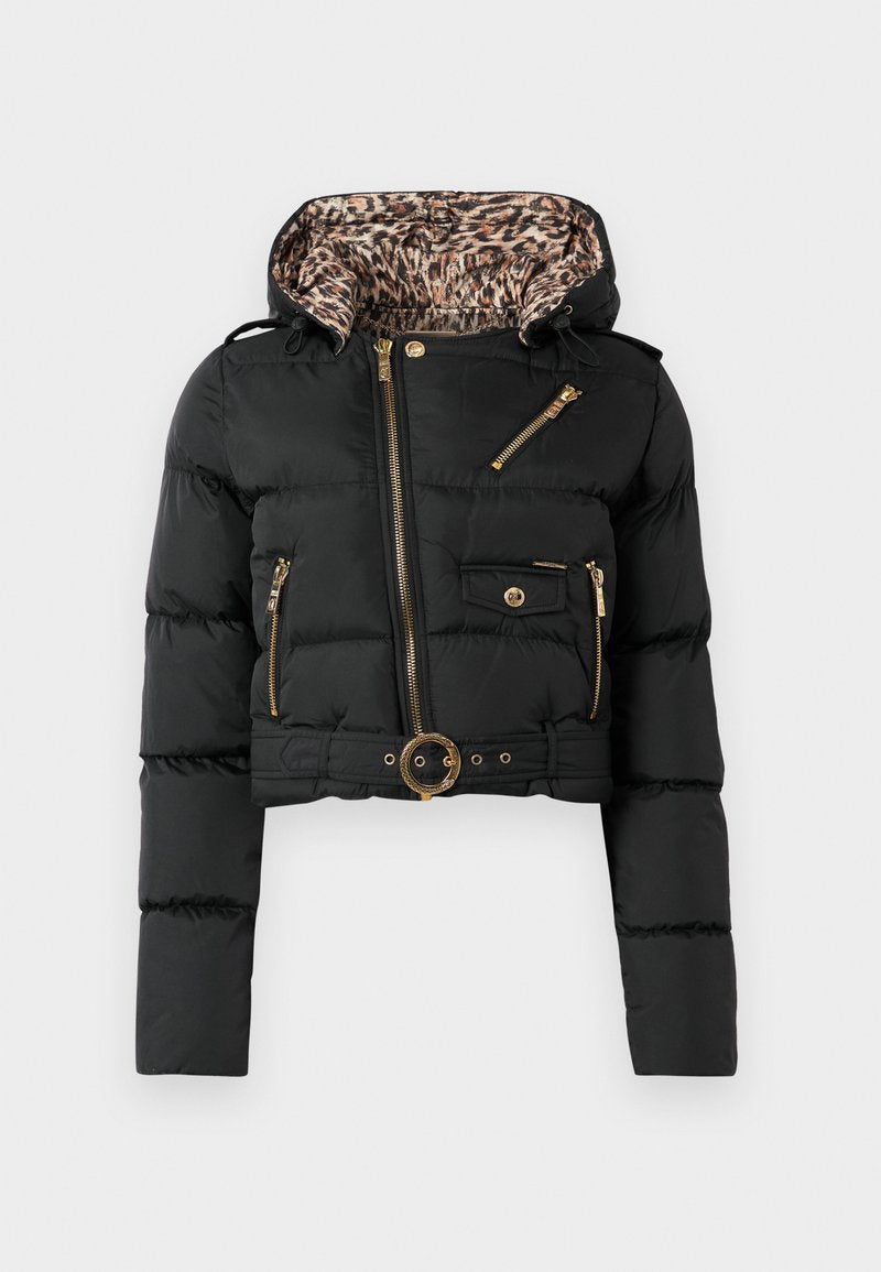 Schwarz gefütterte kurze Steppjacke mit Innenfutter im Leopardenprint, goldenen Reißverschlüssen, geknöpftem Taschen und tailliertem Bund mit runder Schnalle.