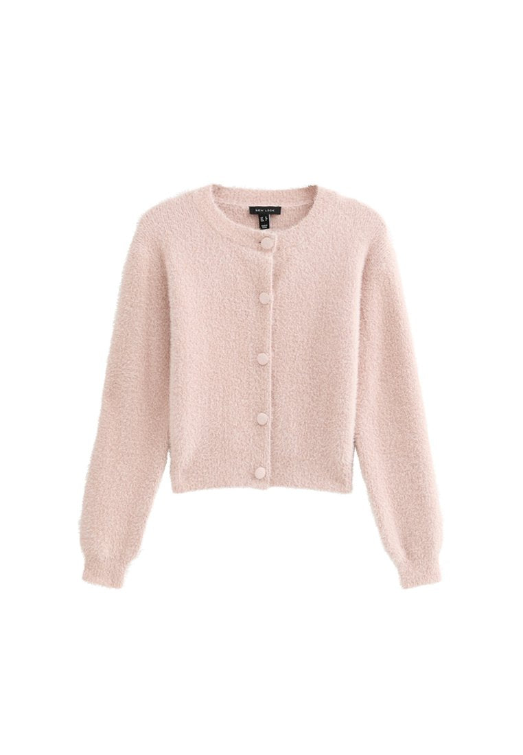 Helles rosa, flauschiges Strickjacke mit Rundhalsausschnitt, langen Ärmeln und sechs vorderen Knöpfen. Weicher Stoff mit verkürzter Passform und ohne Muster.