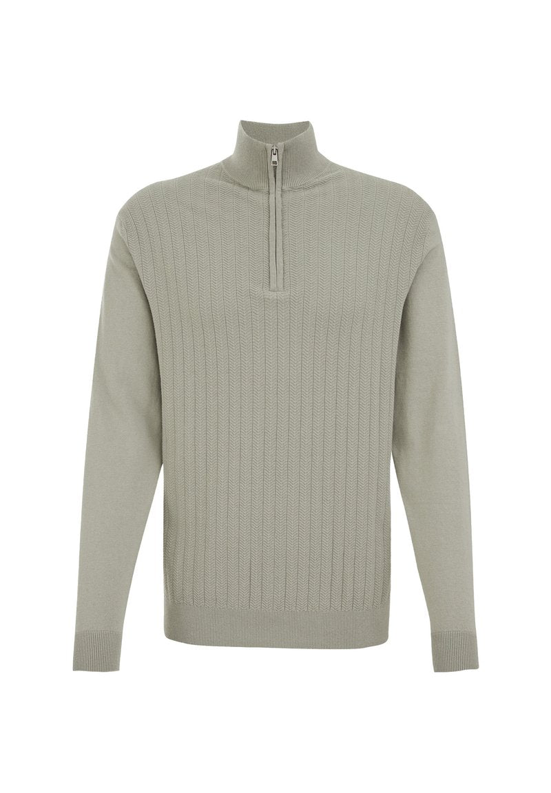 Hellgrauer, gerippter Strickpullover mit hohem Kragen und halblanger Reißverschlussöffnung. Lange Ärmel mit enganliegenden Bünden, aus weichem Material gefertigt.
