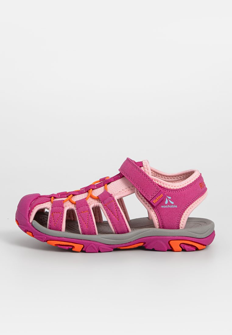 Waschbare Sandalen in Pink und Lila mit verstellbarem Riemen, offener Zehenpartie und Gummisohle, die orangefarbene Akzente und strukturierte Details aufweist.