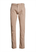 Beige Baumwoll-Chinos mit gerade geschnittenem Bein, ausgestattet mit einem vorderen Knopfverschluss und klassischen Taschen. Glatte Textur, ohne Muster oder Verzierungen.