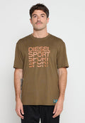 Mann in olivgrünem Diesel Sport T-Shirt mit orangefarbigem Text, der vor einem schlichten hellen Hintergrund steht.