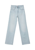 Hellblaue weit geschnittene Jeans aus Denim. Verfügt über fünf Taschen, einen Knopfverschluss und ausgeblichene Details. Klassischer gerader Schnitt mit lockerer Passform.