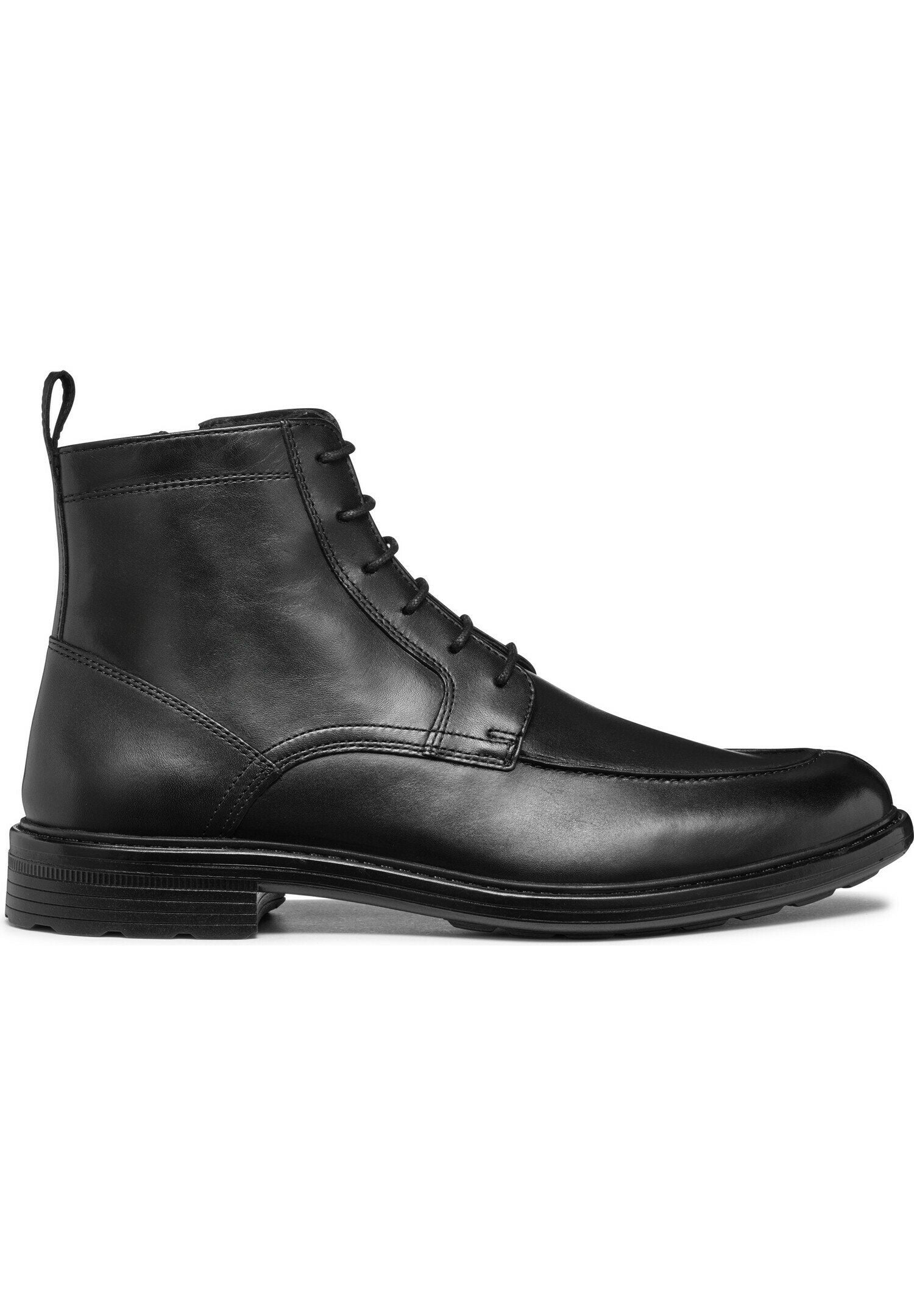Schwarze Leder-Ankle-Boots mit glatter Oberfläche, Schnürdesign und einer Zuglasche an der Rückseite. Texturierte Sohle mit horizontalen Rillen.