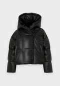 Gepolsterte schwarze Steppjacke mit Kapuze, ausgestattet mit einem Reißverschluss, Steppmuster und Seitentaschen. Glattes, synthetisches Material.