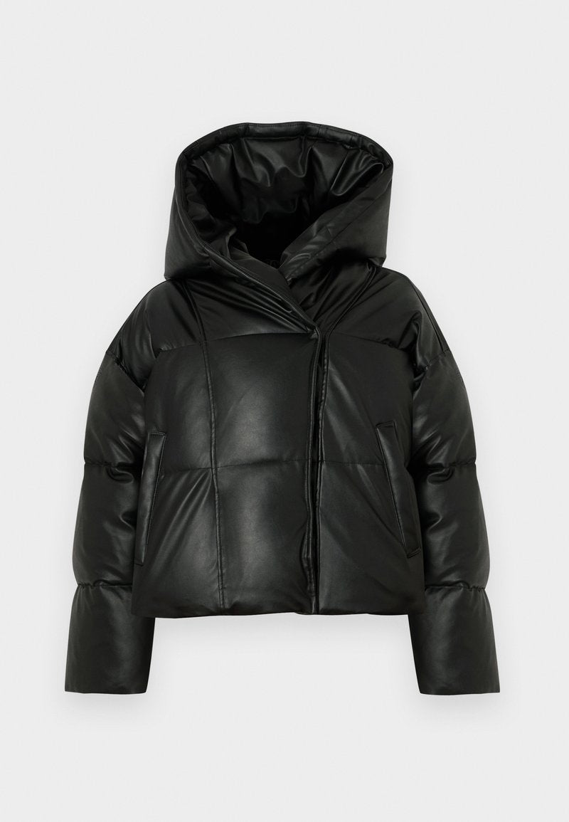 Gepolsterte schwarze Steppjacke mit Kapuze, ausgestattet mit einem Reißverschluss, Steppmuster und Seitentaschen. Glattes, synthetisches Material.