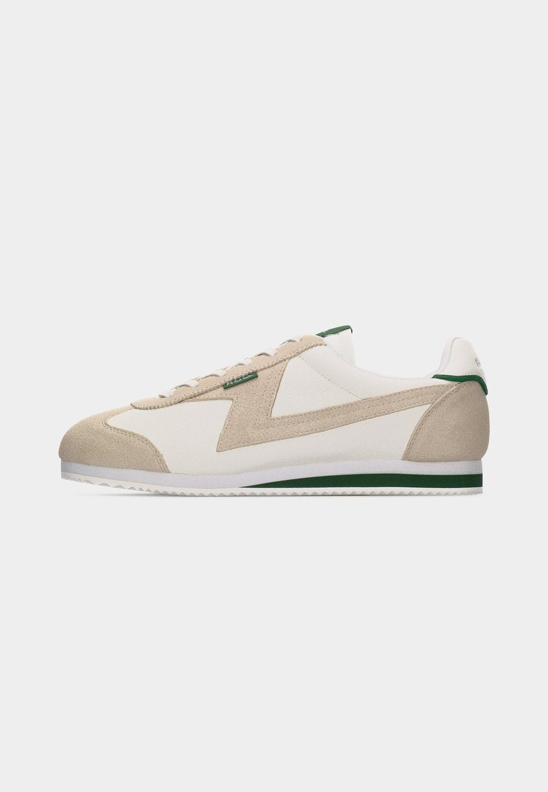 Weißer und beiger Sneaker mit niedrigem Schaft, grünen Akzenten, Wildlederüberzügen und einer weißen Sohle mit grünem Streifen, von der Seite gezeigt.