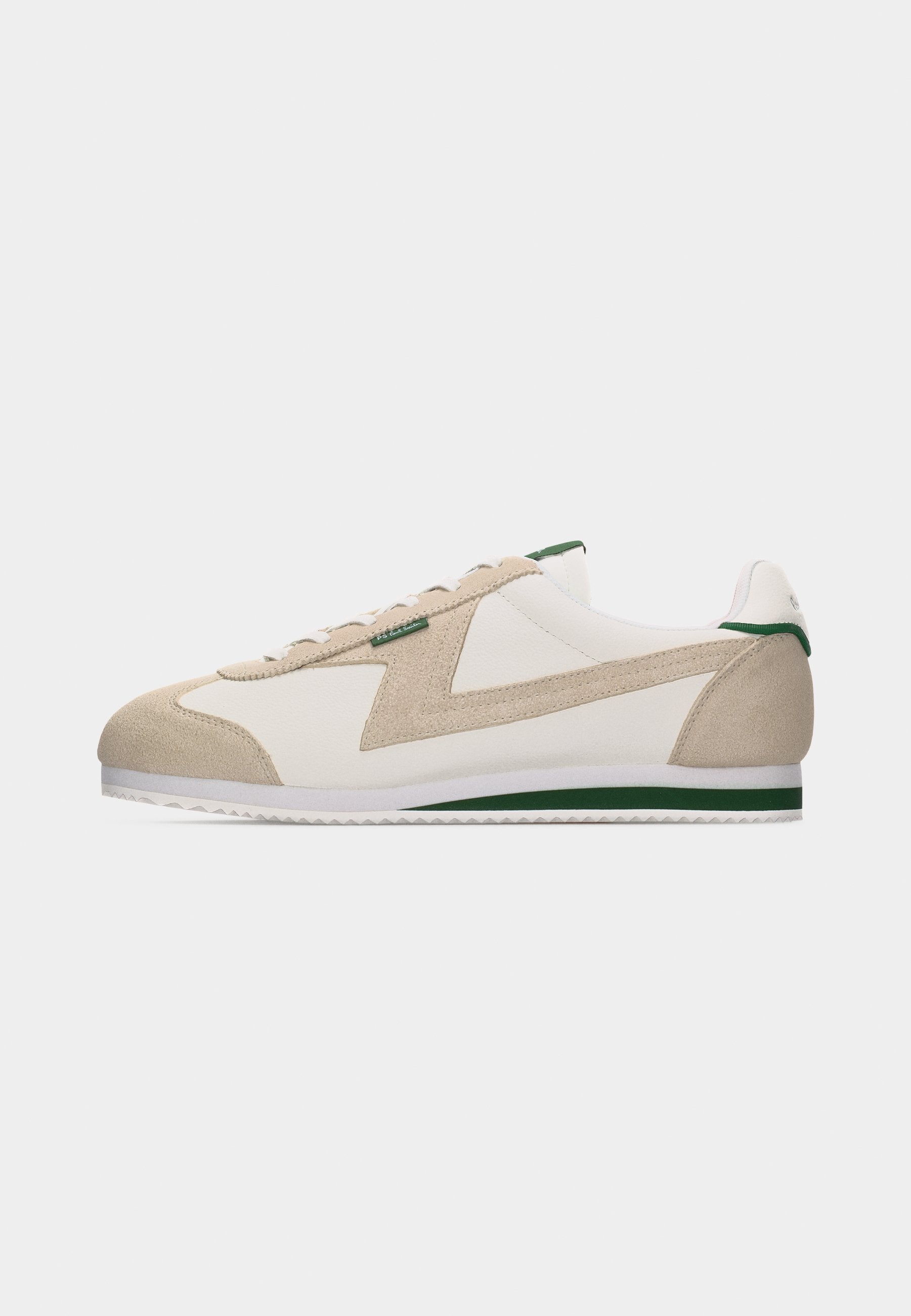 Weißer und beiger Sneaker mit niedrigem Schaft, grünen Akzenten, Wildlederüberzügen und einer weißen Sohle mit grünem Streifen, von der Seite gezeigt.