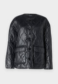 Schwarze, gesteppt Jacke aus einem glänzenden, glatten Material. Verfügt über einen runden Halsausschnitt, Knopfverschluss und Fronttaschen.