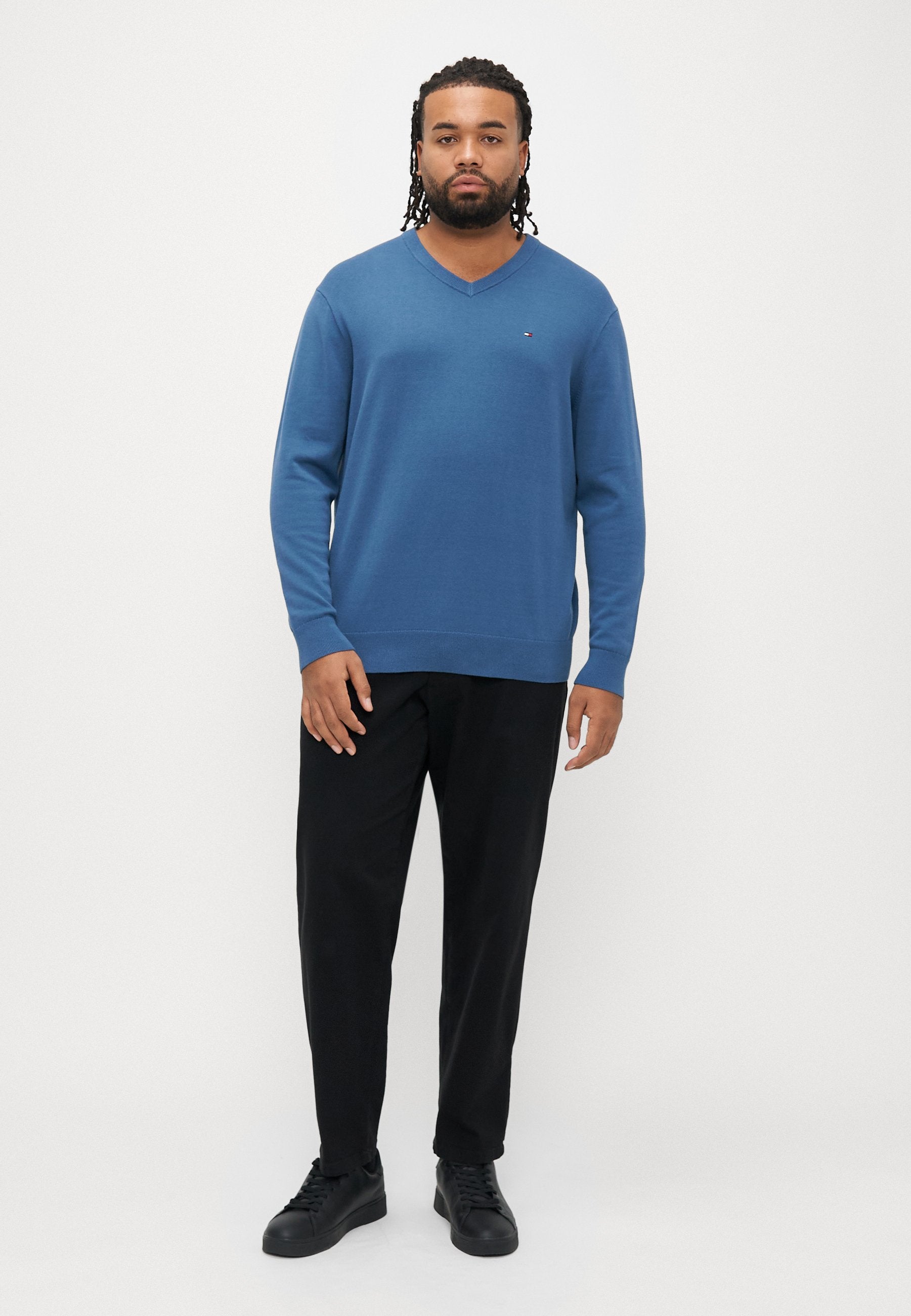 ESSENTIAL V NECK Media 2