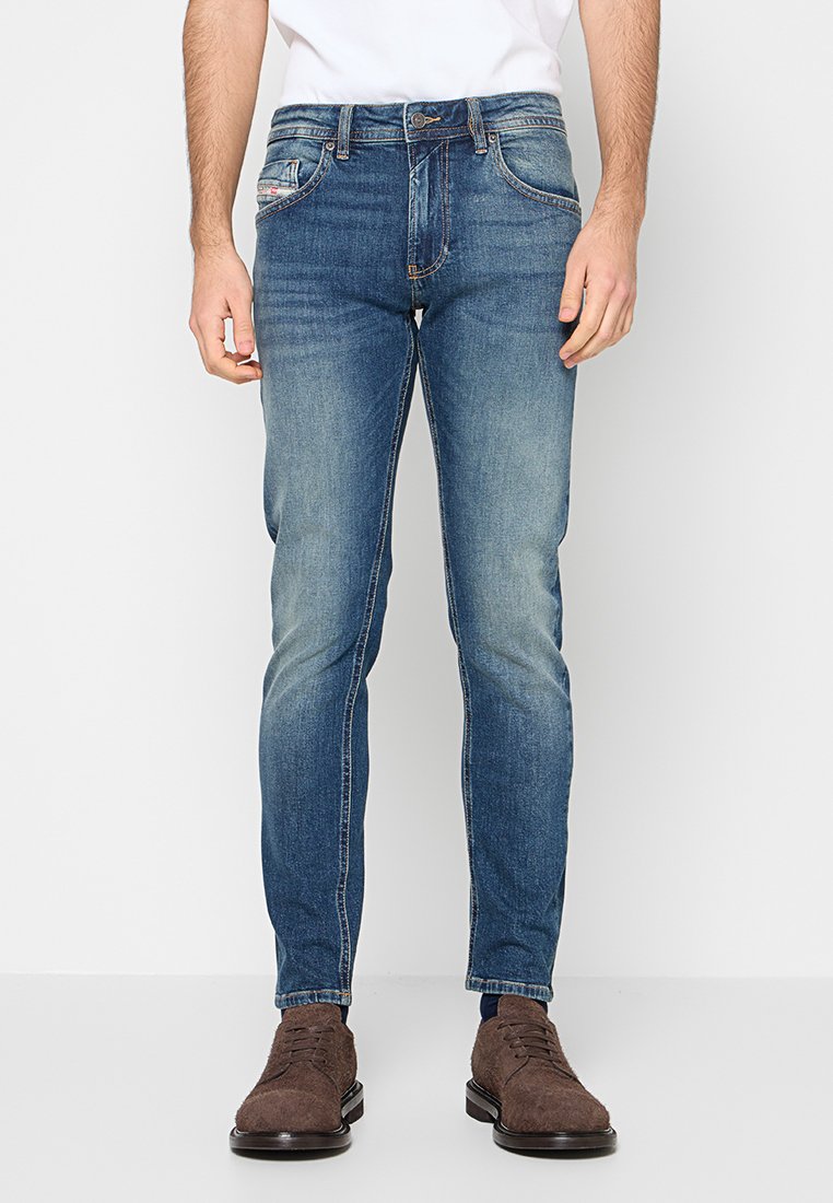Dunkelblaue Jeans aus Denim mit schlanker Passform, leichter Used-Optik, Fünf-Taschen-Design sowie Reißverschluss und Knopfverschluss.