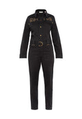 Schwarzer Jumpsuit mit langen Ärmeln, Knopfverschluss vorne, goldenen Rosenstickereien auf der Brust, passendem Stoffgürtel mit goldener Schnalle und vorderen aufgesetzten Taschen.