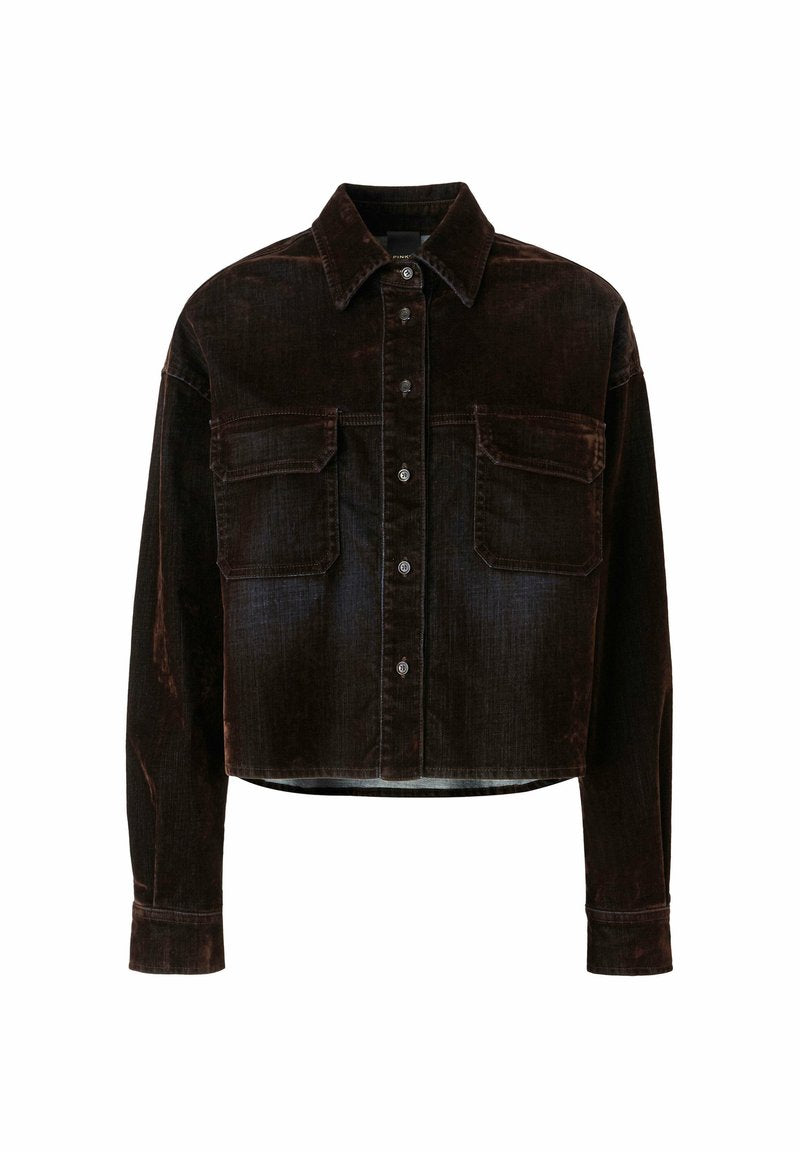 Braune Cord-Jacke im Cropped-Style mit spitzem Kragen, zwei Brusttaschen, Knopfverschluss und langen Ärmeln. Weiche Textur mit geripptem Muster.