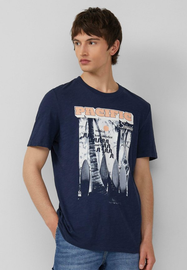 s.Oliver MIT FRONT UND FLAMM STRUKTUR - Print T-shirt - tiefblau