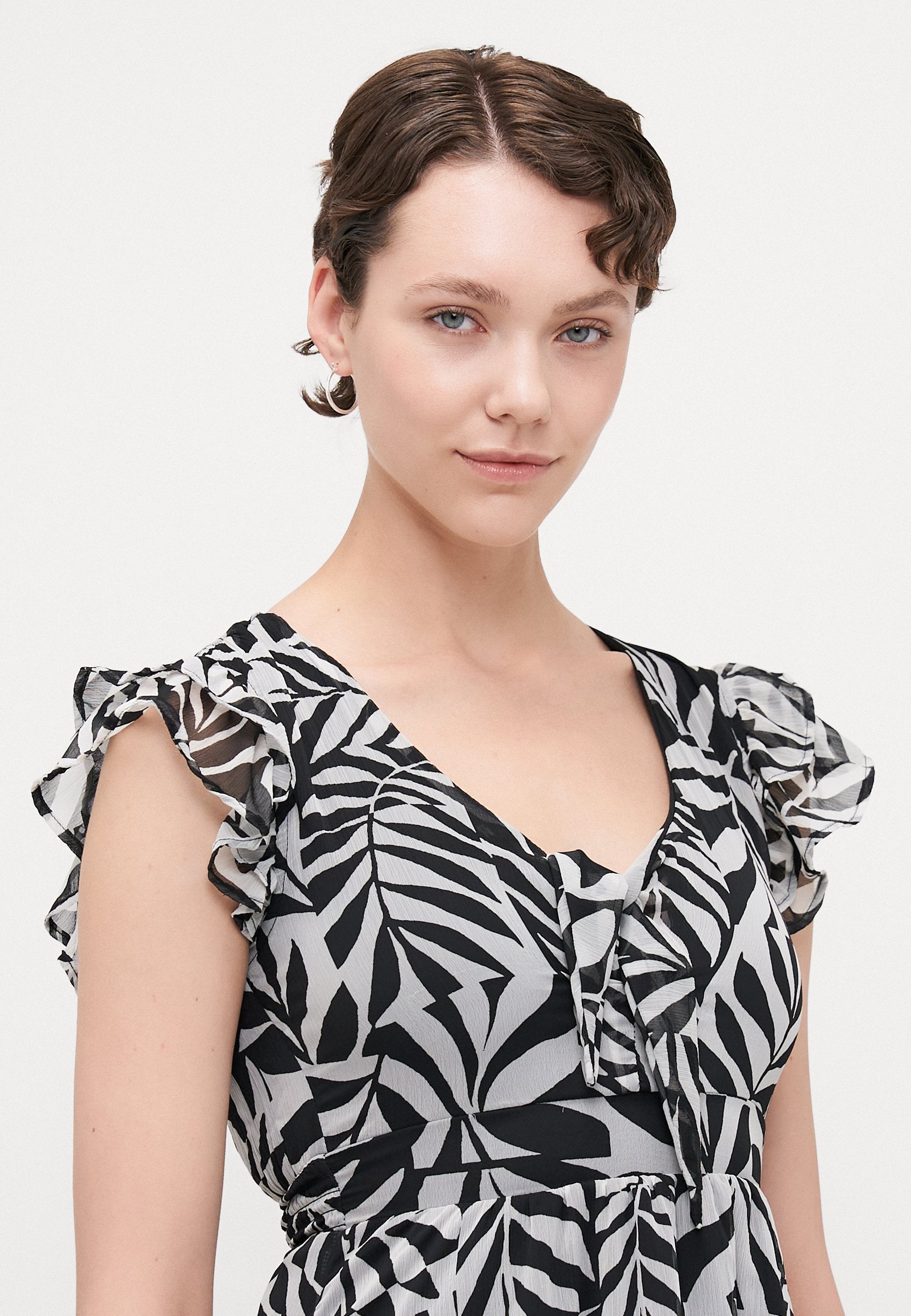 ONLASTA LIFE PEEKABOO DRESS  Media 5
