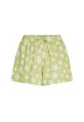 Grüne Shorts mit einem floralen Muster in Weiß und Gelb, ausgestattet mit einem elastischen Bund und einem Kordelzug.