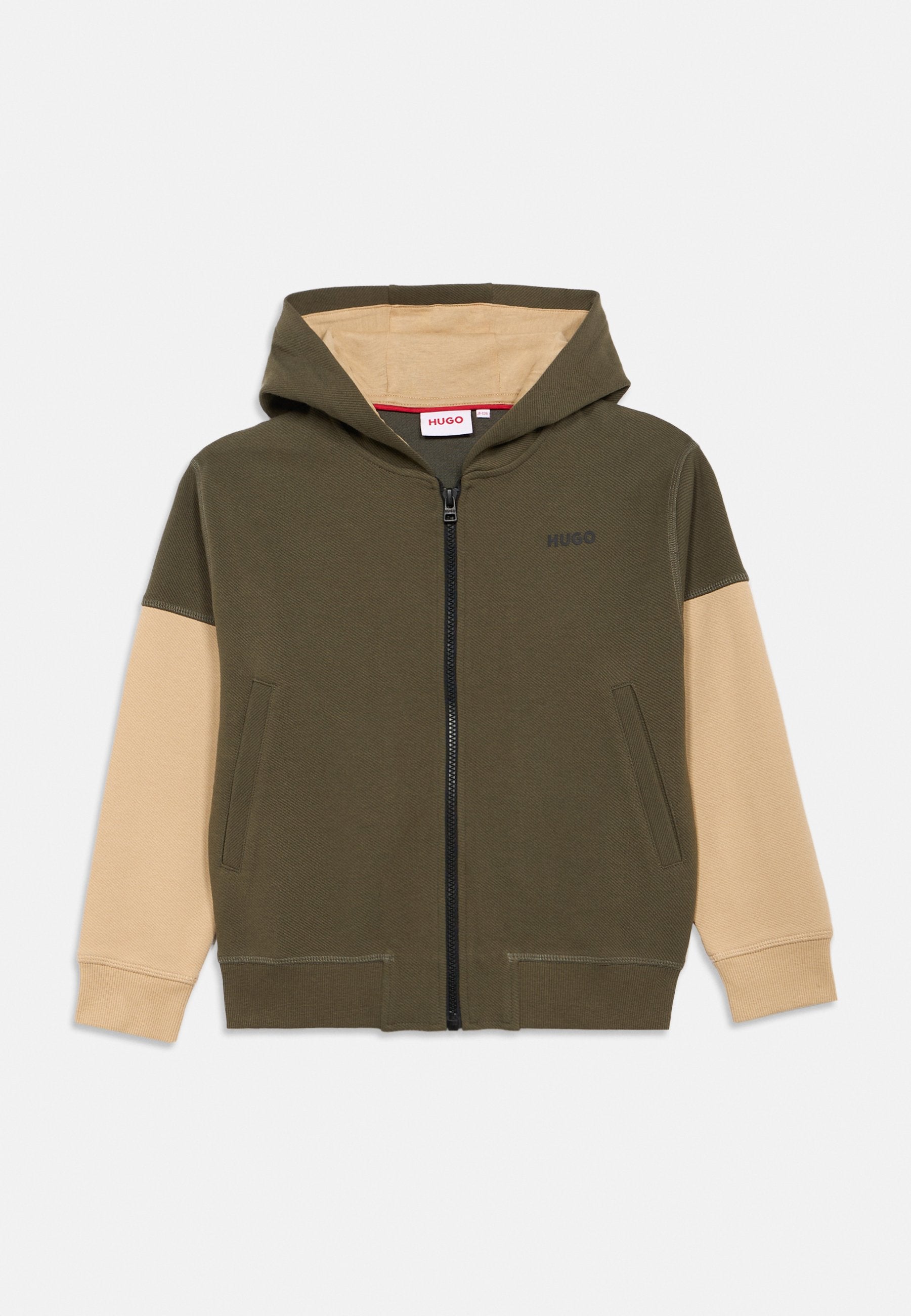 Kapuzensweatshirt mit grünem Körper und beigen Ärmeln, ausgestattet mit einem durchgehenden Reißverschluss, Fronttaschen und einem dezenten Logo auf der Brust.