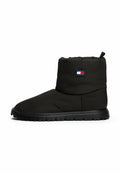Schwarze gepolsterte Knöchelstiefel mit runder Spitze und gerillter Sohle. Verfügt über ein Logo-Patch an der Außenseite und eine Zuglasche am oberen Ende.