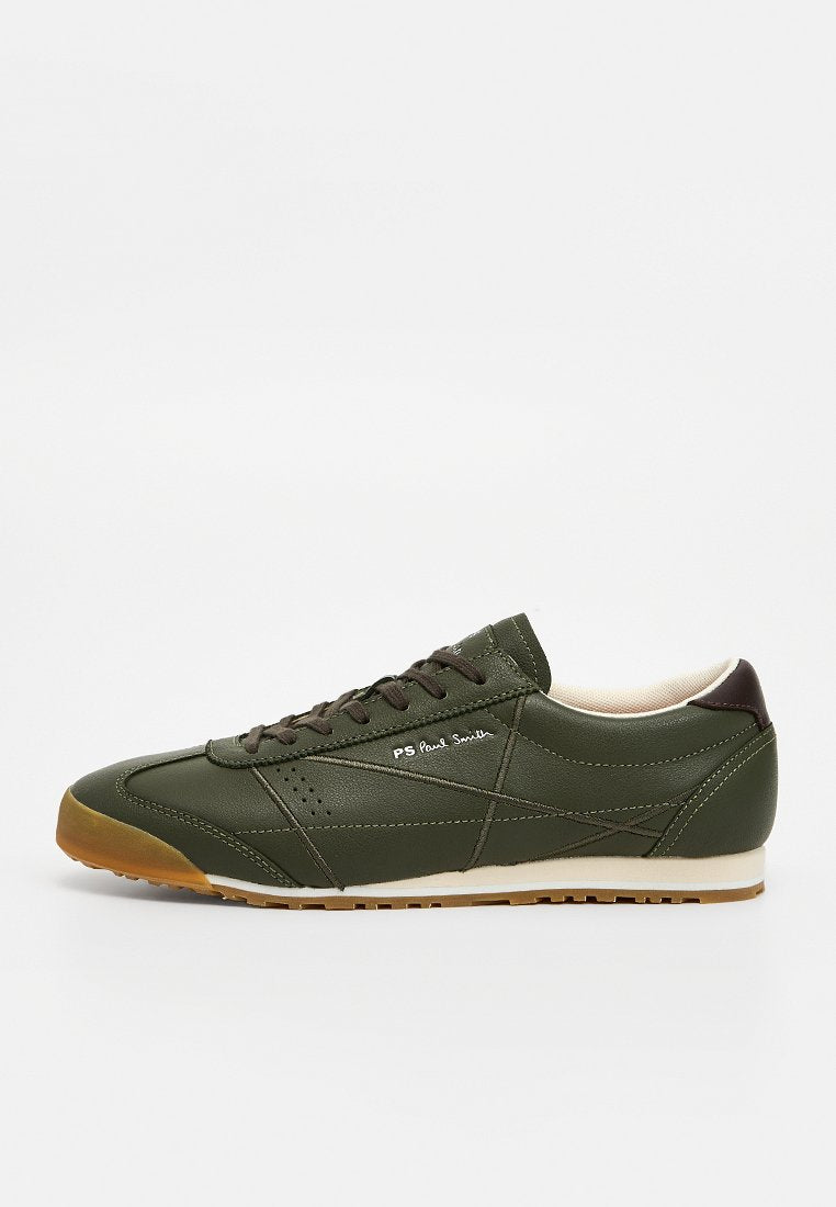 Grüner Ledersneaker mit niedrigem Profil, perforierten Details und einer Gummisohle. Verfügt über kontrastierende tanfarbene Akzente und Markenlogo an der Seite.