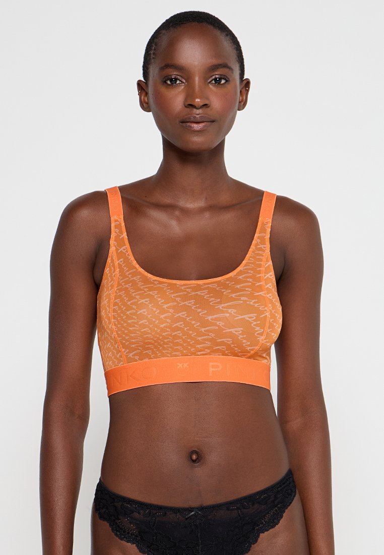 Oranger Mesh-Bralette mit U-Boot-Ausschnitt, ausgestattet mit einem Branding-Muster und einem elastischen Logo-Bund. Glatte Textur, lässiges Design.