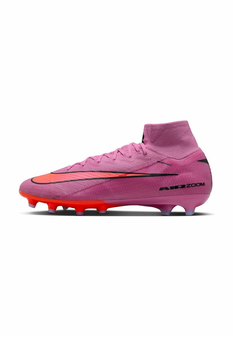 Rosa Fußballschuh mit hohem Kragen, strukturiertem Obermaterial, schwarzen Akzenten und einem lebhaften orangefarbenen Streifen. Verfügt über eine Gummisohle mit geformten Stollen.