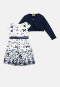 Marineblauer Cardigan mit rundem Kragen und Knopfverschluss. Weißes Kleid mit marineblauem Schmetterlingsdruck und Satinbund.