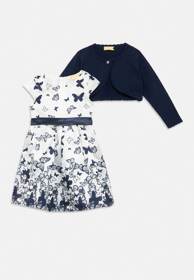Marineblauer Cardigan mit rundem Kragen und Knopfverschluss. Weißes Kleid mit marineblauem Schmetterlingsdruck und Satinbund.