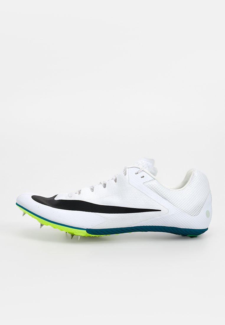 Weißer Sportschuh mit strukturiertem Obermaterial, schwarzem Swoosh-Logo, grün-blauer Außensohle und Metallstollen für besseren Halt.