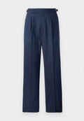 Taillierte marineblaue Hosen aus strukturiertem Stoff, mit hoher Taille, Falten und verstellbaren Seitenträgern für eine optimale Passform.