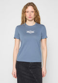 Kurzes blaues T-Shirt mit rundem Ausschnitt und kurzen Ärmeln, mit einem weißen Logo auf der Brust, aus weichem Baumwollstoff gefertigt.