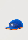 Blaue Fleece-Mütze mit strukturierter Krone, orangefarbenem Rand und einem runden Logo-Patch mit Initialen auf der Vorderseite.
