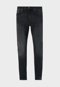 Schwarze, schmal geschnittene, gewaschene Jeans mit Fronttaschen, Gürtelschlaufen und Knopfverschluss, vor einem schlichten, hellen Hintergrund präsentiert.