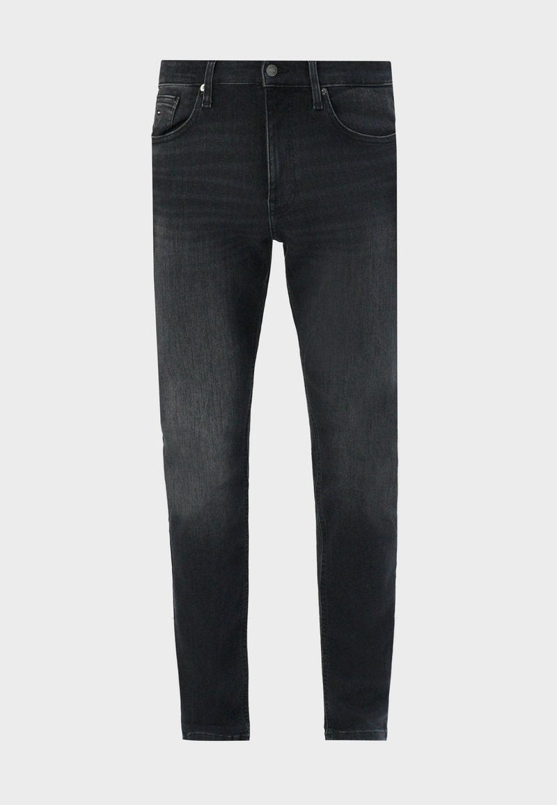 Schwarze, schmal geschnittene, gewaschene Jeans mit Fronttaschen, Gürtelschlaufen und Knopfverschluss, vor einem schlichten, hellen Hintergrund präsentiert.