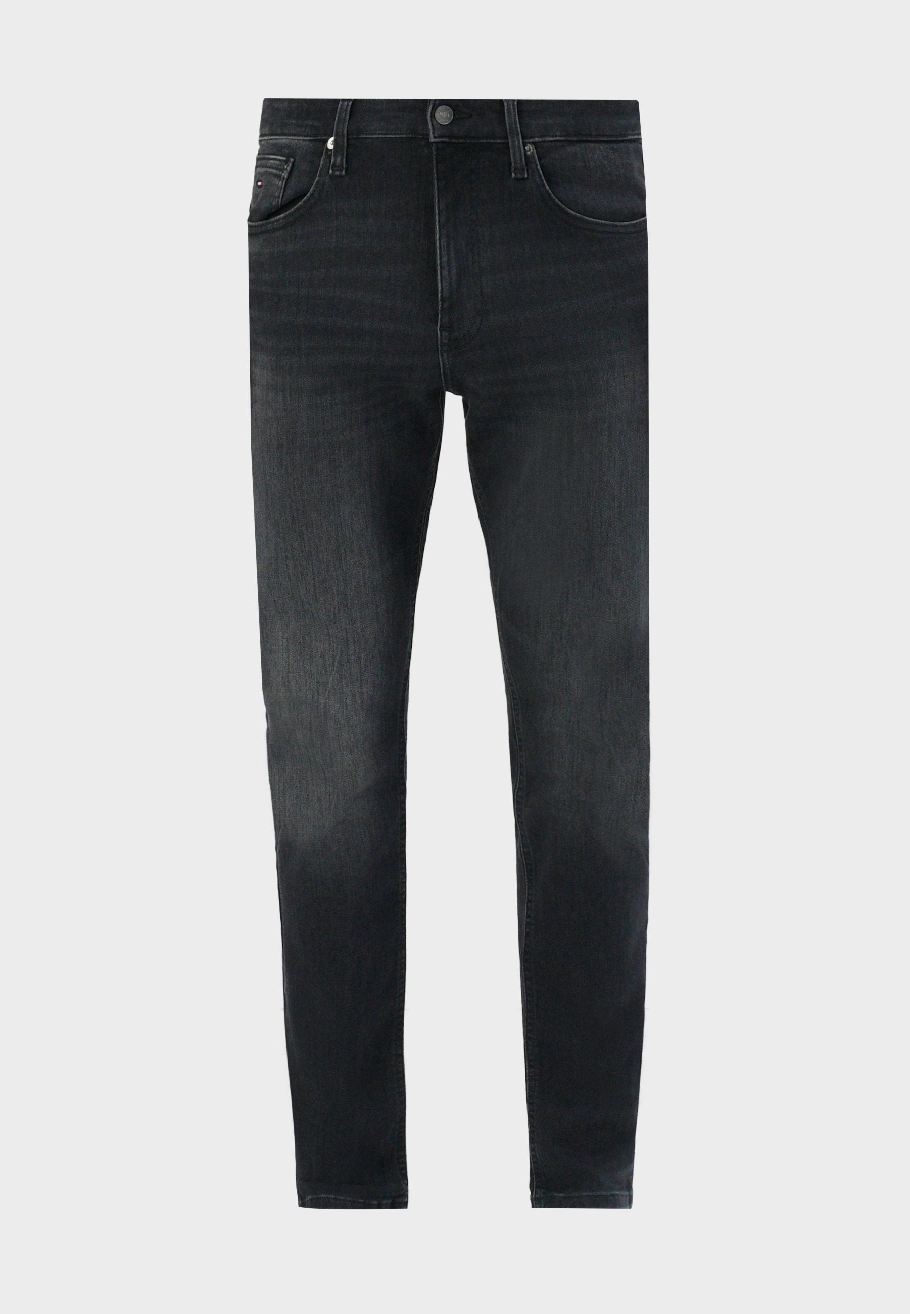 Schwarze, schmal geschnittene, gewaschene Jeans mit Fronttaschen, Gürtelschlaufen und Knopfverschluss, vor einem schlichten, hellen Hintergrund präsentiert.