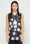 Basketball-Trikot aus leichtem Material, mit einem schwarz-weißen Basketball-Muster, V-Ausschnitt und einem Markenlogo in der Mitte.
