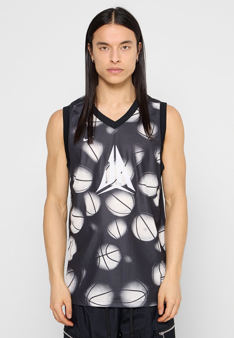 Basketball-Trikot aus leichtem Material, mit einem schwarz-weißen Basketball-Muster, V-Ausschnitt und einem Markenlogo in der Mitte.