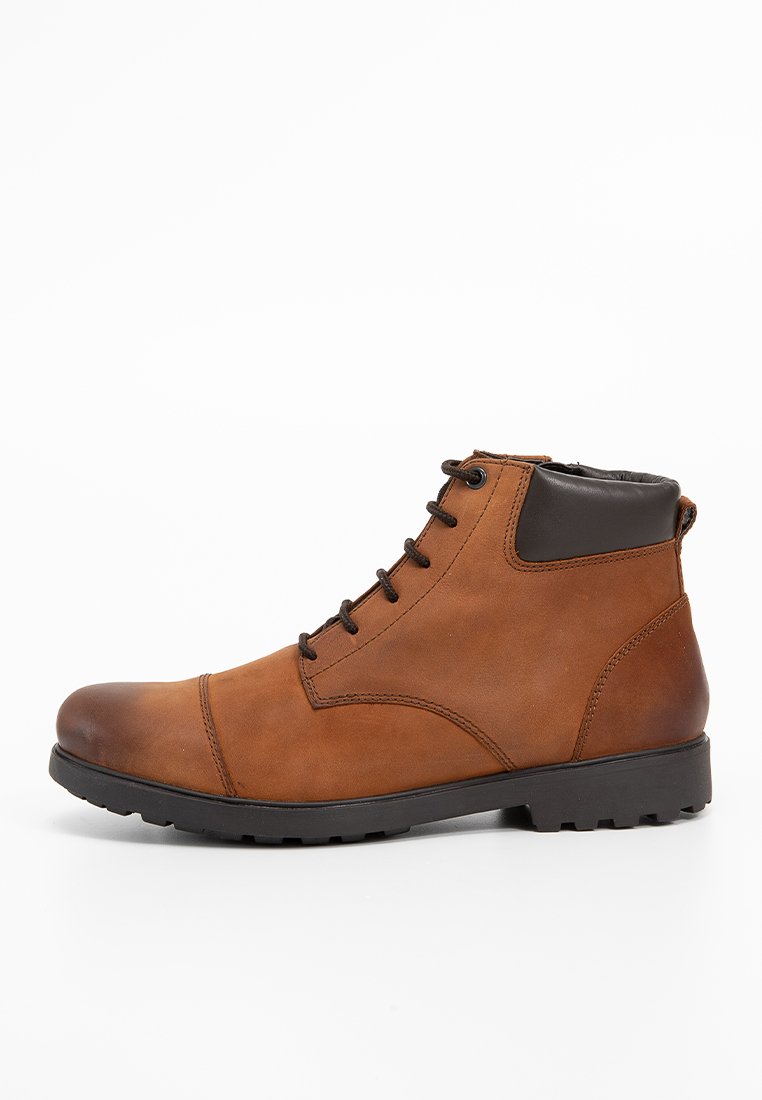 Braune Leder-Stiefel mit rundem Zehenbereich, schwarzen Akzenten, Schnürverschluss und einer strukturierten Gummisohle für besseren Halt.