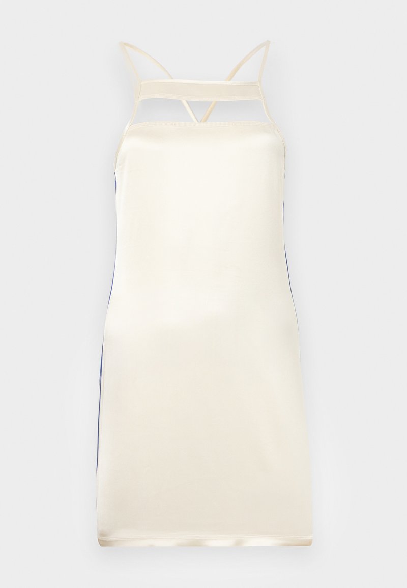 Cremefarbendes Satin-Nachtkleid mit dünnen Trägern, das über ein Cutout-Design am Ausschnitt und blaue Seitenelemente verfügt. Glatte Textur, Midi-Länge.
