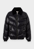 Schwarze Daunenjacke mit glänzendem Finish, Zickzacknaht, Reißverschluss vorne und Kragen aus schwarzem Fleece. Verfügt über elastische Bündchen und seitliche Taschen.