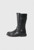Schwarze Lederstiefel bis zum Knie mit glatter Textur, seitlichem Riegel, metallischen Akzenten und abgerundeter Zehenpartie. Flache Sohle und minimales Profil.