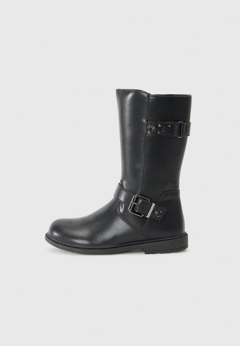 Schwarze Lederstiefel bis zum Knie mit glatter Textur, seitlichem Riegel, metallischen Akzenten und abgerundeter Zehenpartie. Flache Sohle und minimales Profil.