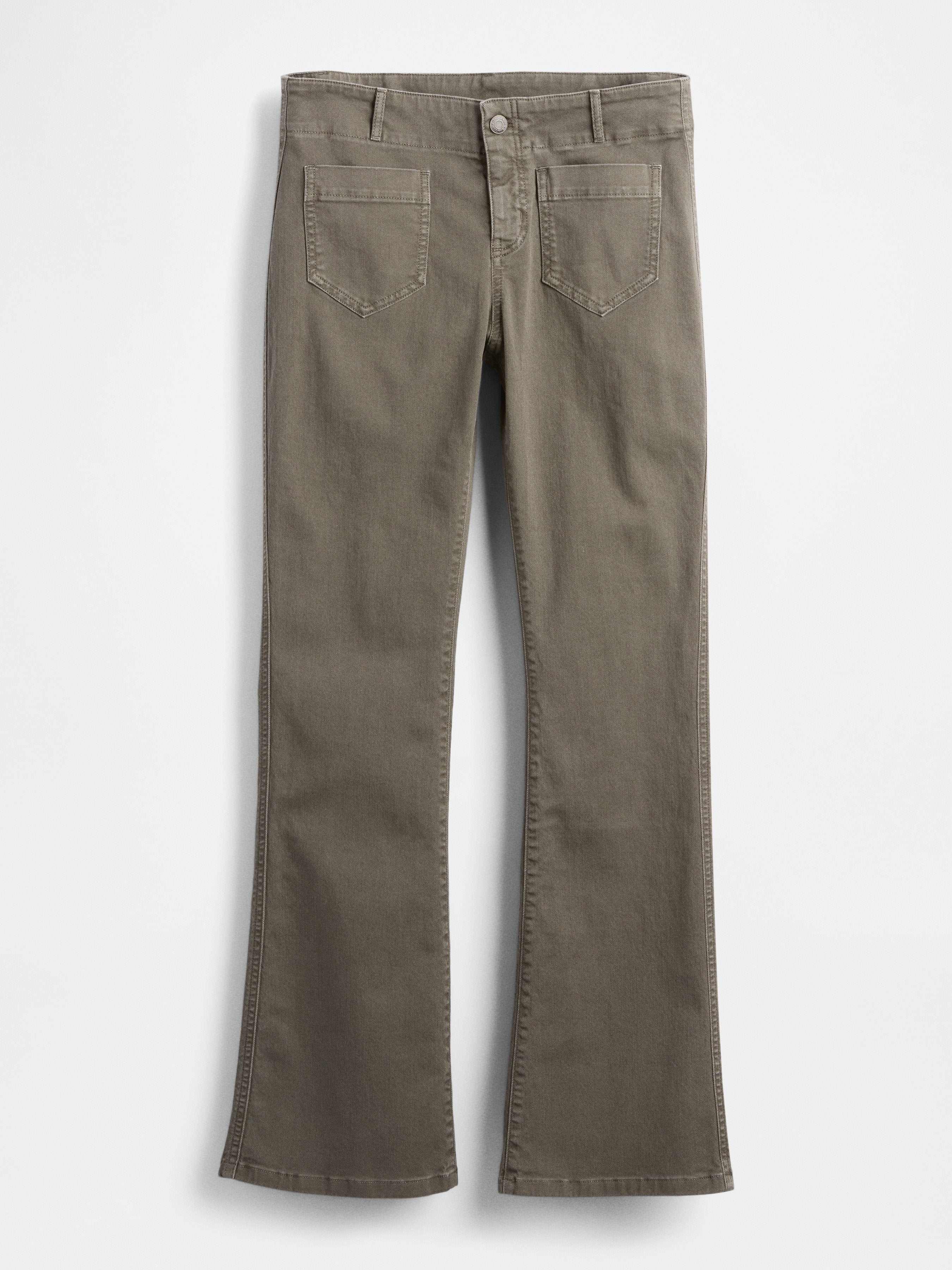 Graue ausgestellte Jeans mit leichter Textur, ausgestattet mit fünf Taschen, einem Knopf- und Reißverschluss sowie gesäumten Kanten.